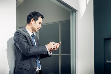 Cep telefonu indise ofis binası kullanarak iş adamı