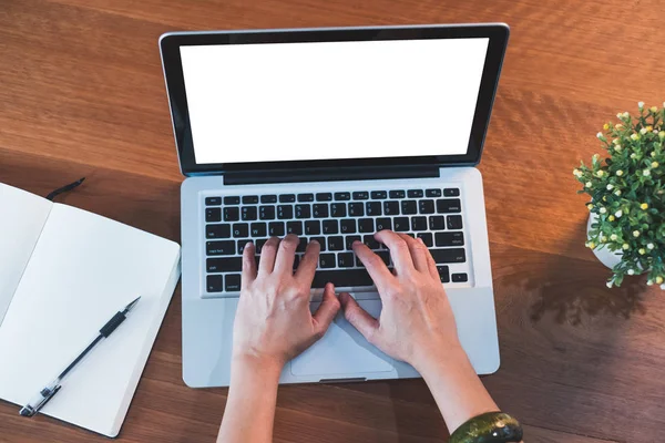 Tipo mano vista dall'alto sulla tastiera del computer portatile con notebook aperto e pla — Foto Stock