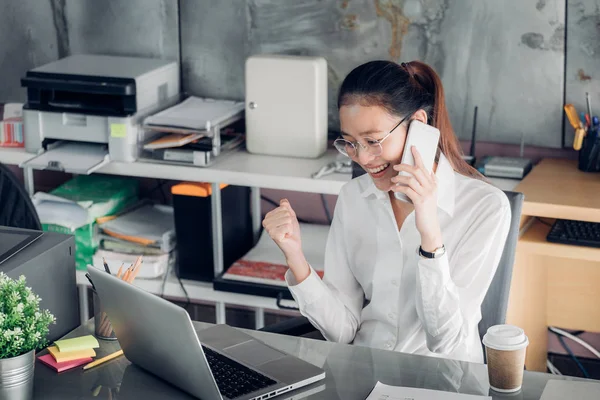 Asiatische Geschäftsfrau Blick auf Laptop und Hand nach oben mit lächelndem f — Stockfoto