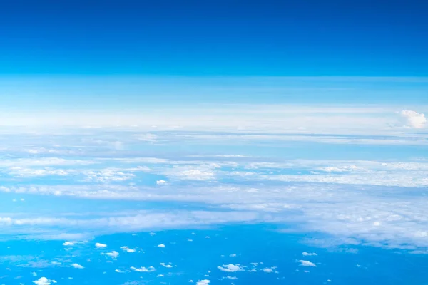 Блакитне небо і хмара Вид зверху з вікна літака, Природа нарди — стокове фото