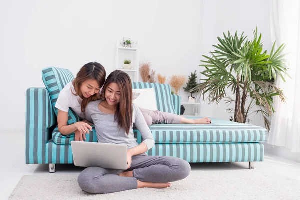 Due asiatica donna utilizzando computer portatile per lo shopping online e sedersi — Foto Stock