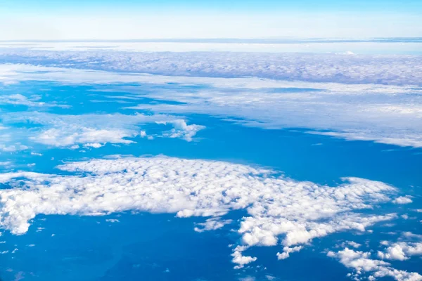 Blue sky και Cloud Top view από το παράθυρο του αεροπλάνου, φύση λεμονάτα — Φωτογραφία Αρχείου