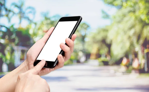 Kézzel mozgatható telefon-val blur ember gyakorolja a háttérben park kattintson — Stock Fotó