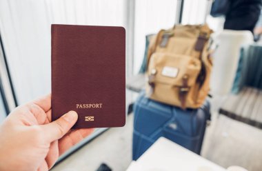 pasaport havaalanında bavul ile terminal tutan el kadar kapatın