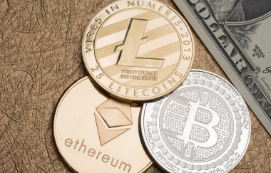 cryptocurrency gümüş ve altın Bitcoin, litecoin, ethereum bebek üzerinde