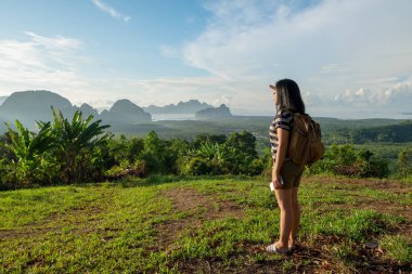 Genç Gezgin backpacker güneşe dört gözle landscap görmek için