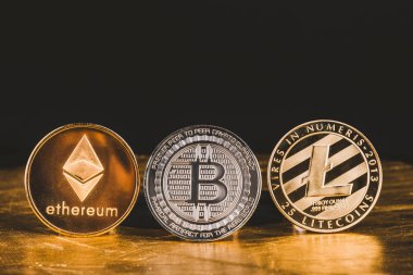 Cryptocurrency litecoin, gümüş Bitcoin, Ethereum altın zemin üzerinde 