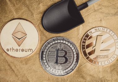 Gümüş bitcoins, litecoin, ethereum Kripto sikke siyah kürek ile
