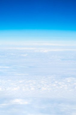 Mavi gökyüzü ve bulut üst uçak penceresinden, doğa backgrou göster