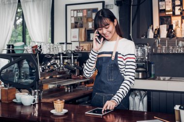 kadın barista al emriyle hareket eden ve tablet, Asya kadın waitre