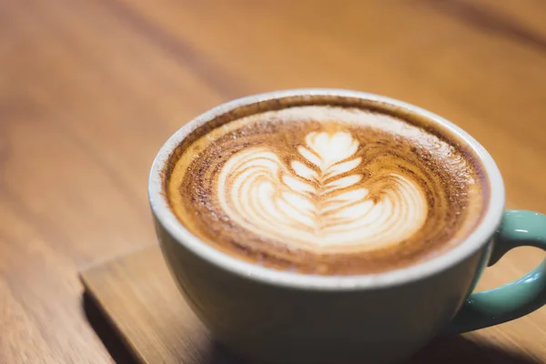 Stäng upp varm kaffe cappuccinokopp med hjärta form latte art på — Stockfoto