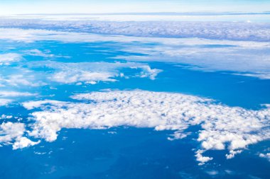Mavi gökyüzü ve bulut üst uçak penceresinden, doğa backgrou göster