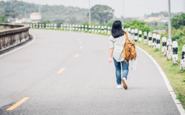 Seyahat etmek sırt çantası holding ile harita ve kayıp, Asya kadın geri almak