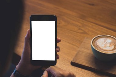 Kadın el boş perde hareket eden telefon ile sıcak c tutarak yukarı kapatın
