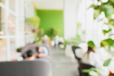 Kahve dükkanı veya kafe yeniden oturan müşterinin arka plan bulanık