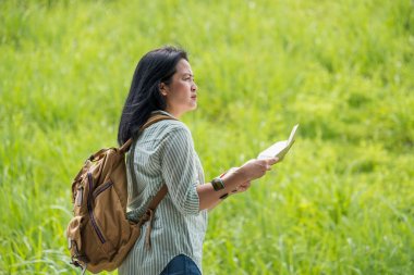 Asya seyahat sırt çantası ile harita ve ileri görmek isteyen açık