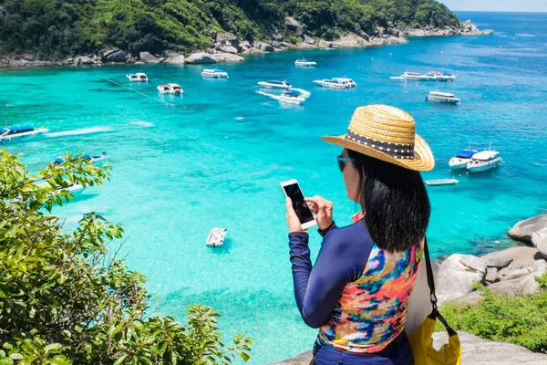 Viaggiatore donna con costume da bagno colorato uso cellulare prendere phot — Foto Stock