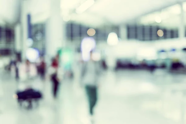 Расплывчатый фон, путешественник с багажом в терминале вылета С — стоковое фото