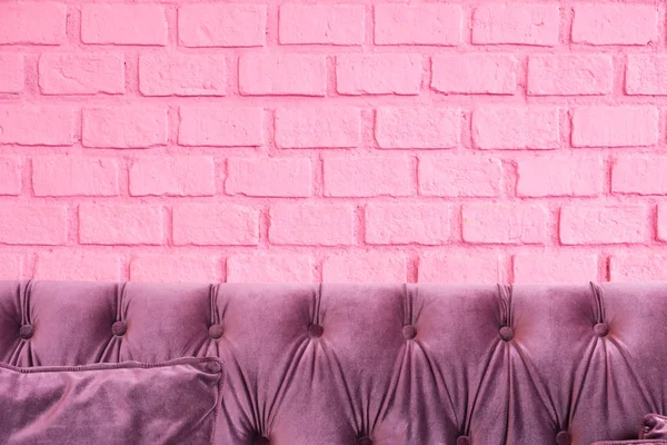 Sofá de luxo roxo na pintura rosa pastel na parede de tijolo, deixe s — Fotografia de Stock