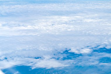 Mavi gökyüzü ve bulut üst uçak penceresinden, doğa backgrou göster