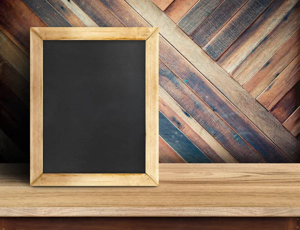 Schoolbord op plank houten tafelblad bij diagonale tropisch hout w — Stockfoto