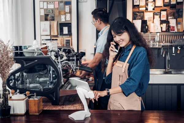 Ásia Barista garçom usar tablet tomar ordem do cliente em coffe — Fotografia de Stock