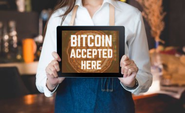 Tablet tutan kadın barista kapatmak ve kabul bitcoin göster 