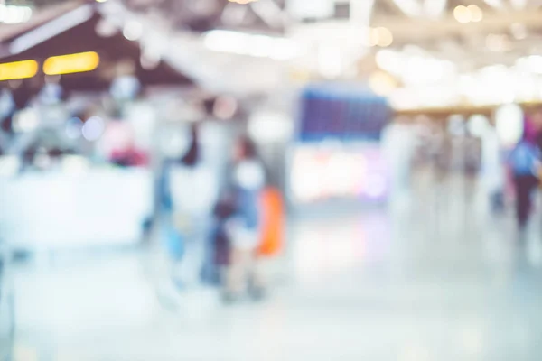 Fondo borroso, Viajero con equipaje en la Terminal Salida C — Foto de Stock