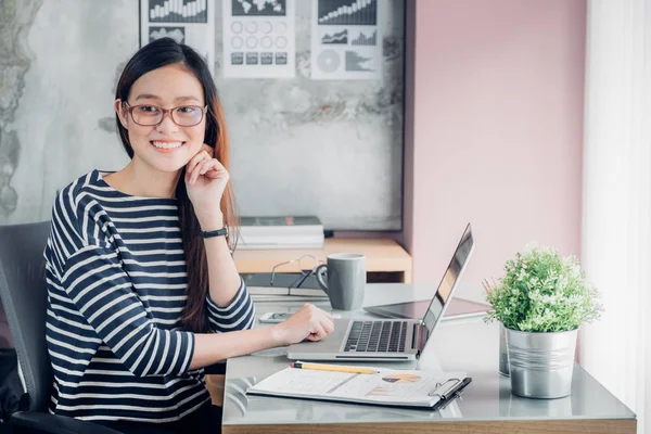 Asiatiska affärskvinna tänkande när du arbetar framför laptop com — Stockfoto