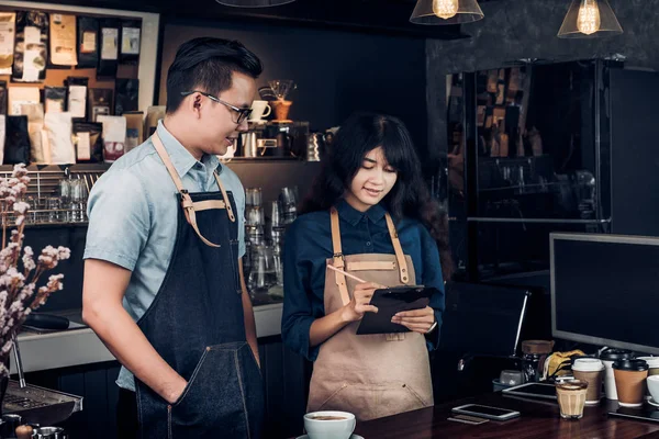 Ásia Barista garçom tomar a ordem do cliente em café, café — Fotografia de Stock
