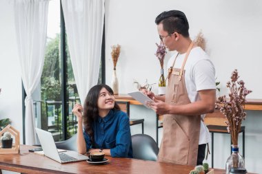Asya Barista garson kullanım tablet kahve müşteriden sipariş almak
