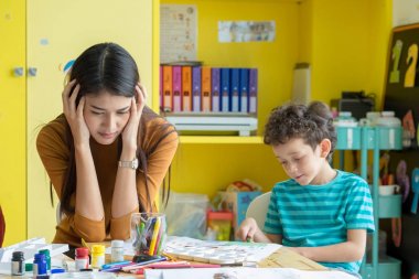 Asyalı kadın öğretmen classr çocuklarda yaramaz çocuk ile baş ağrısı olsun