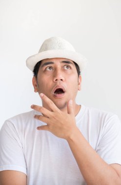 Beyaz şok ifade duygu ile Asya adam beyaz şapka 