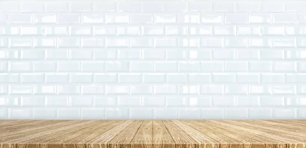 Houten plank tafelblad op witte glanzende ceramiektegel muur pagina — Stockfoto