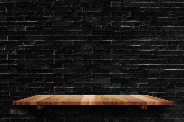Mensola in legno vuoto a sfondo muro di mattoni neri, finto fo — Foto Stock