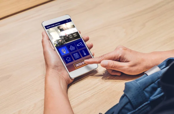 Közelről kezét használja app Szúró Haza Irányít Mozgatható telefon kapcsoló — Stock Fotó