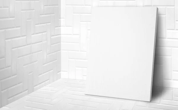 Lege poster op studio hoekkamer met witte tegels wand en flo — Stockfoto