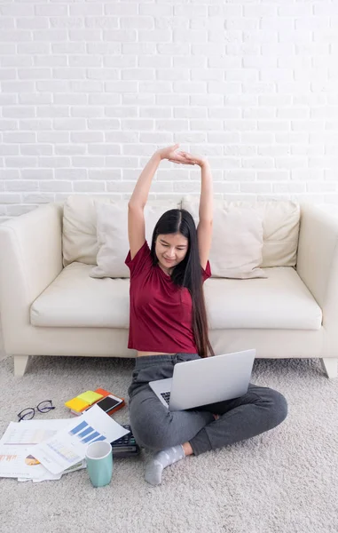 Asiatico braccio femminile fino a allungare se stessi dopo l'uso computer portatile — Foto Stock