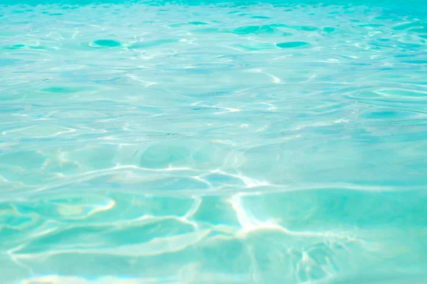 Top view of reflection light on water at sandy beach, Summer back — стоковое фото