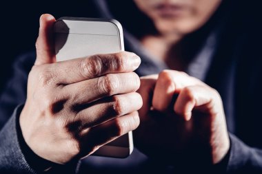 Hareket eden telefon içinde internet kesmek kullanarak kukuletalı siber suç hacker