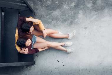 Siyah çatı merdiven h oturan iki kadın lezbiyen lgbt Çift