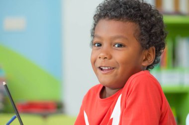 Afro-Amerikan erkek çocuk holding grup renk kalem SMI