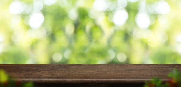 Leere Grunge Holz Tischplatte mit verschwommenem Baum im Park mit Bokeh li — Stockfoto