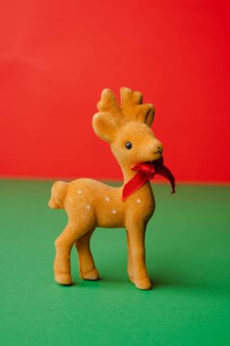 Ren geyikleri Noel süslemeleri yeşil masa üzerinde canlı