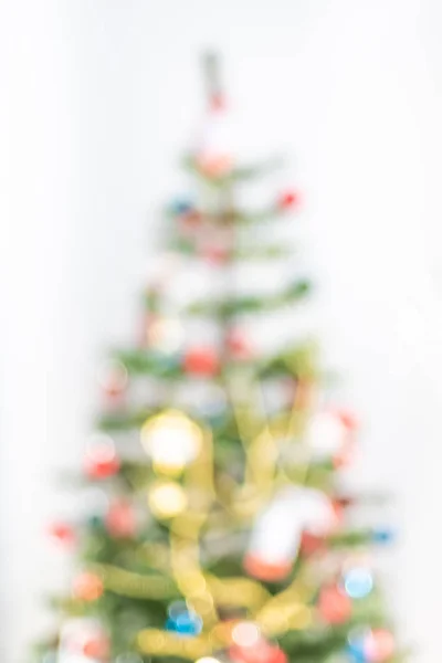 抽象的なボケクリスマスツリーはボールと文字列の光で飾る — ストック写真