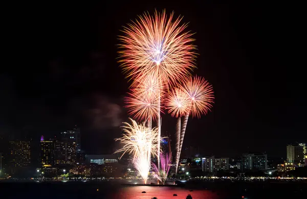 Felice anno nuovo fuochi d'artificio sopra paesaggio urbano di notte.festa celebra — Foto Stock