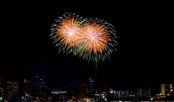 Fogos de artifício do ano novo feliz sobre a paisagem urbana em celebra night.holiday — Fotografia de Stock