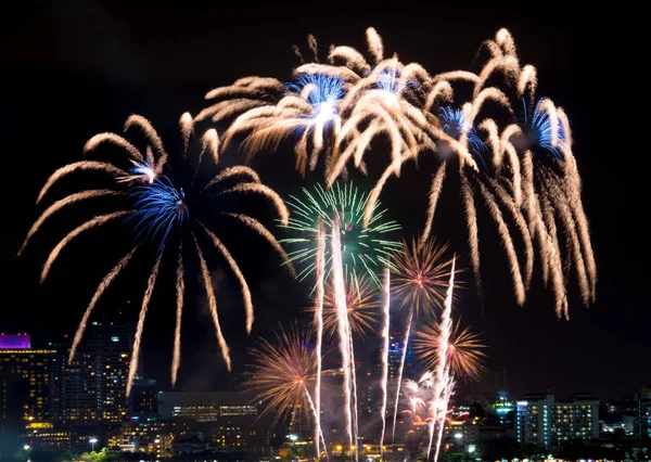 Fogos de artifício do ano novo feliz sobre a paisagem urbana em celebra night.holiday — Fotografia de Stock