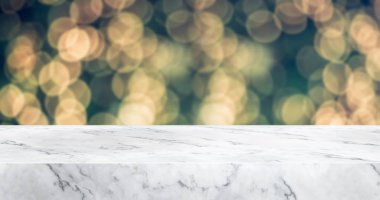 soyut bulanık noel ağacı ve dekorlu mermer masa üstü.