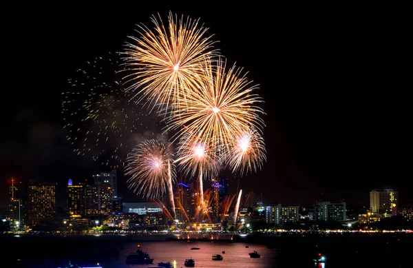 Szczęśliwego Nowego Roku fajerwerki nad miejskim krajobrazem w nocy.holiday celebra — Zdjęcie stockowe